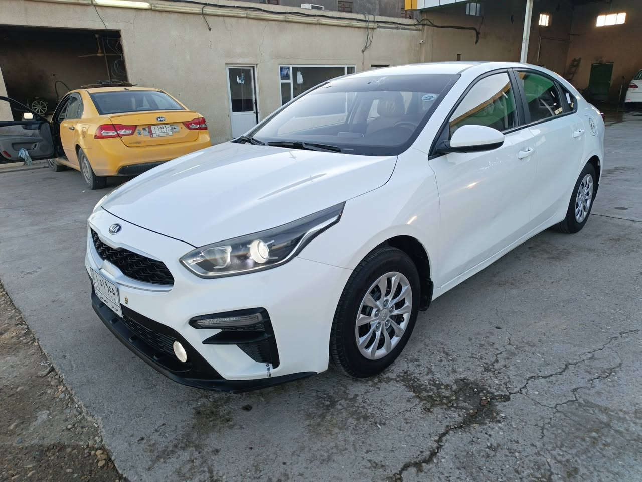 السلام عليكم كيه سيراتو موديل 2021 خليجي رقم ذي قار سنويه لغايه 2027  استخدام شخصي كفاله عامه ضربه وصبغ وتبديل وفتح فقط بارد بصيط كتاب الفحص مرفق بالمنشور استقطاع مباشر من الشركه وكاله مضمونه مكينه 1600 دوش شرط مامفتوحه ماشيه 77 حقيقي سياره جديده مكينه كير حداديه تبريد تدفئه تخم تاير جديد سياره من الداخل ومن الخارج  عل وضع الشركه مكان السياره ناصريه السعر 148 التصال ***********
واتساب ***********
