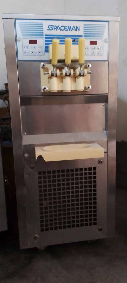 السلام عليكم ورحمة الله وبركاته
توجد آلة آيسكريم للبيع بحالة ممتازة وجاهزة للعمل فورًا، وتُعد فرصة مميزة لأصحاب المشاريع والمحال التجارية والراغبين ببدء مشروع ناجح ومربح في مجال بيع الآيس كريم. الآلة بحالة جيدة وتعمل بكفاءة عالية، ومناسبة للاستخدام في المحال والكافتيريات والمطاعم.
للمهتمين ومعرفة المزيد من التفاصيل أو الاستفسار عن المواصفات والسعر، 
يُرجى التواصل على الرقم التالي : ***********
