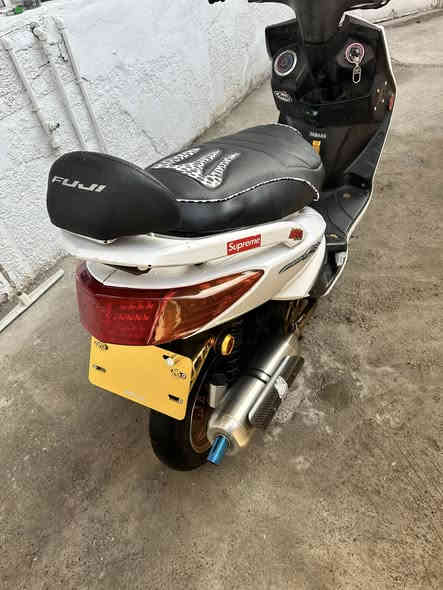 السلام عليكم ،
سكنس فحل طلاعات 
الدراجة نضيفة وتزويدهه اصلي واني هم ضايفلهه نواعم تجاري 
مكينة 59 بوشة تتمارك كور بصمة 
كلجات wf  شلعة ومعدل تشك لكاع
صالنصة بوري عدل 
صدر رياضي 
ويالة رياضي 
ستاند صفح 
وبعد كلش هواي تزويد ونواعم 
والباقي كدامك 
"نقصهه دبلات خلفي فقط "
السعر مليون وربع ١٢٥٠ وبيهه مجال حك جيتك 
وكلشي موجود بالسوك 
للاستفسار *********** 
مكاني الشعب قرب سما بغداد
