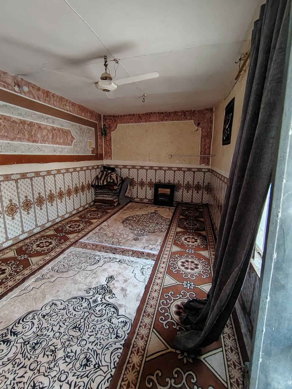 سلام عليكم بيت طابو صرف 150 متر طابو و 150 فضله وياه يعني مجموعه مساحة البيت 300
عنوان شارع 30 قرب المخبز بي 5  غرف نوم +صاله +براني

+مخزن ثنين + صحيات عدد ثنين + طارمه جبيره +مطبخ 

***********
