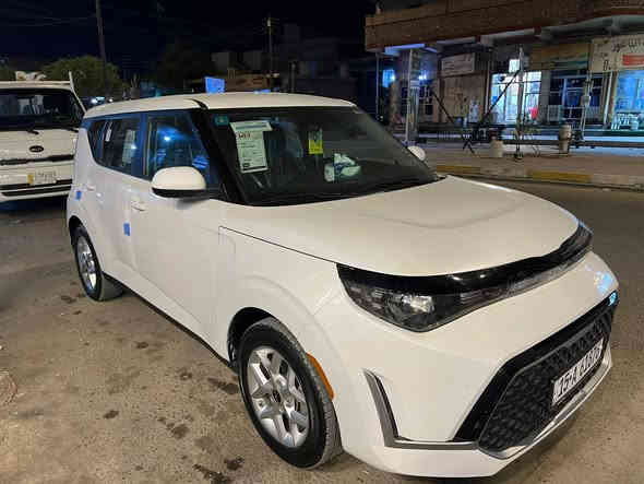 للبيع سيارة كيا سول موديل 2023 وارد أمريكا.
السيارة كانت تعرضت لضرر، تم تبديل الجاملغ بالكامل، والبنيد مصبوغ صبغ نظيف، والعمل كله تم بطريقة محترفة والسيارة جاهزة للاستعمال وما بها أي مشاكل.

مواصفات السيارة:
 • الموديل: 2023
 • وارد: أمريكي
 • الحالة الفنية: ممتازة
 • نوع الضرر: جاملغ مبدّل + بنيد مصبوغ
 • الكيلومترات: (72كم)
 • اللون: (ابيض)
 • المواصفات: شاشة، كاميرا، سنسرات، بلوتوث، USB، مكيف بارد، نظام توفير وقود ()

السيارة ماشية بنعومة، لا تحتاج أي مصاريف، وفحصها على العين قبل الشراء. مناسبة للاستخدام العائلي واليومي.

السعر المطلوب: (160بيهامجال بصيط)

الموقع: (الانبار هيت)

للتواصل: (***********
