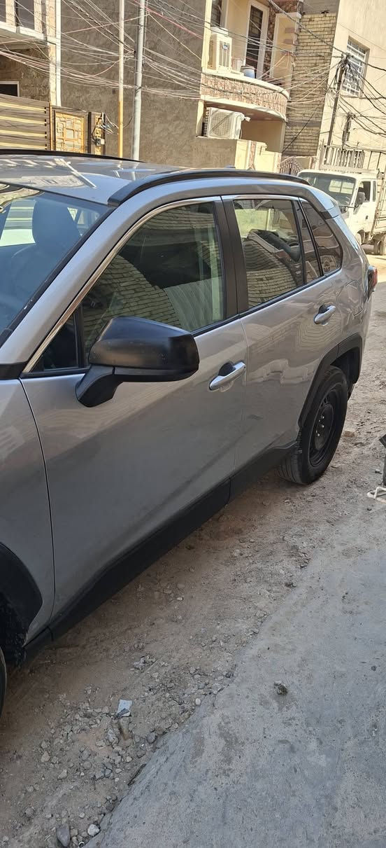 بسم الله الرحمان الرحيم
تيوتا RAV4 موديل 2020 
مواصفات LE
السياره حادث كله خارجي و السياره كلها ليبل واحد بدون ايرباك 
السياره نضيفه مكينه 2500بانزين 
السياره خير من الله 
ممشه السياره 113,000

سعر السياره المطلوب 180 $ وبيها مجال جداً بسيط 
عنوان السياره بغداد /الغزالية
واتساب .
رقم الهاتف : ***********
