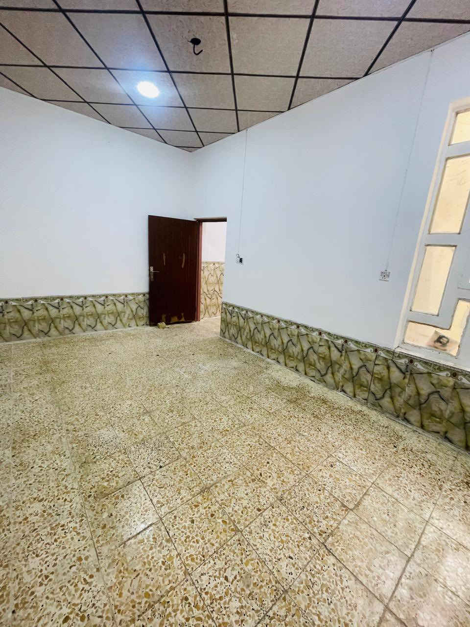 دار للبيع  
المساحه  100 متر صب كونكريت طابق واحد 
غرفه وصاله ومطبخ واستقبال وصحيات داخليه وخارجيه وطارمه السعر 110 
رقم العقار حي ميسان قطاع  79 الشريط للاستفسار الاتصال على الرقم التآلي الكوفي للوساطة العقاريه ***********
