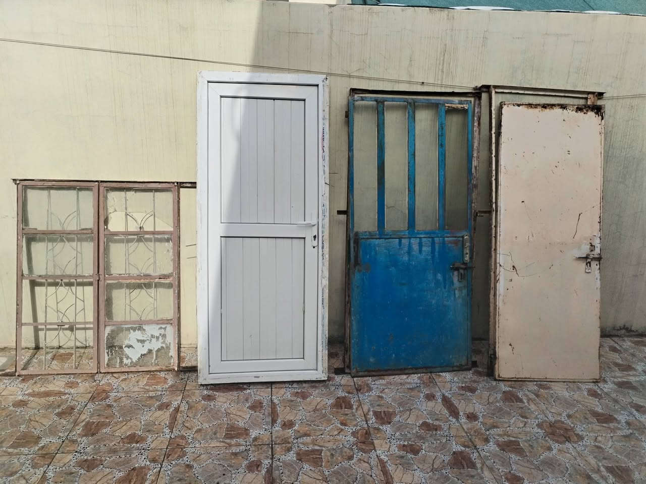 السلام عليكم  عندي هاي بيبان للبيع كل باب وسعره هاي رقمي ***********
