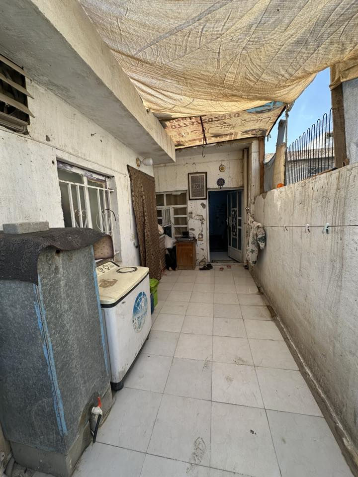 السلام عليكم . بيت للبيع مساحة البيت ٨٨ متر طابو صرف الموقع .التحرير . دور الضباط الثانيه موقعه يخبل يبـعـد عـن شارع الحولي ١٠٠ متر وكلشي موضح بلفيدو البيت بأسمي شوكت ميعجبك تحوله اني حاضر اي تفاصيل تريدها بعد اتصل وتدلل /***********
