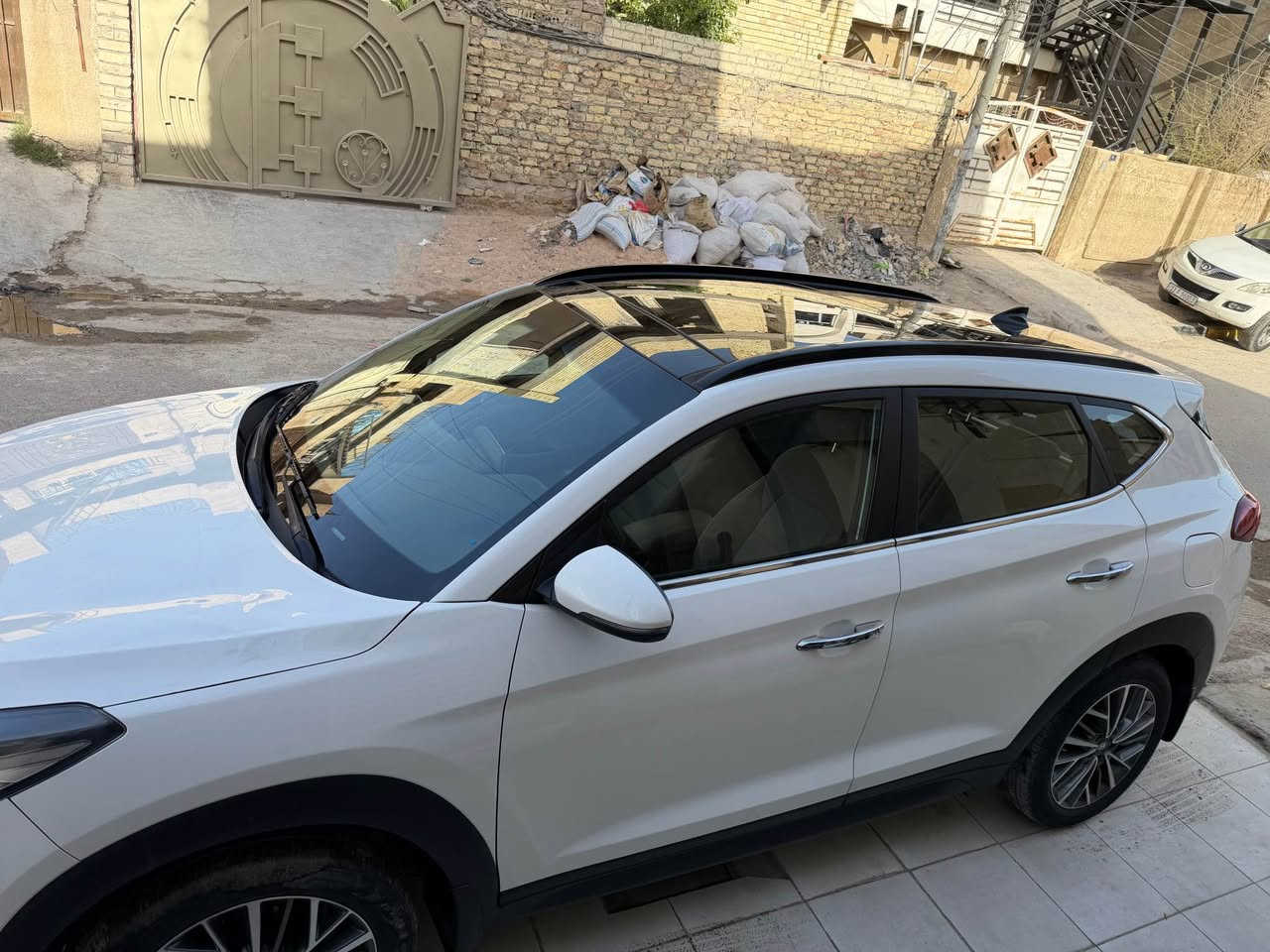 س ع 
توسان موديل ٢٠٢٠ خليجي 
مكفوله من الصبغ بيها بارد فقط موضح بالصوره بالبنيد 
فول مواصفات فتحت سقف بصمه تحكم 
ماشيه ١١٩ قابله لزياده 
السعر ٢٠٥ ورقه بيها مجال 
السياره موجوده بغداد الجادريه 
او السيديه 
للاستفسار 
*********** بغداد, العراق
