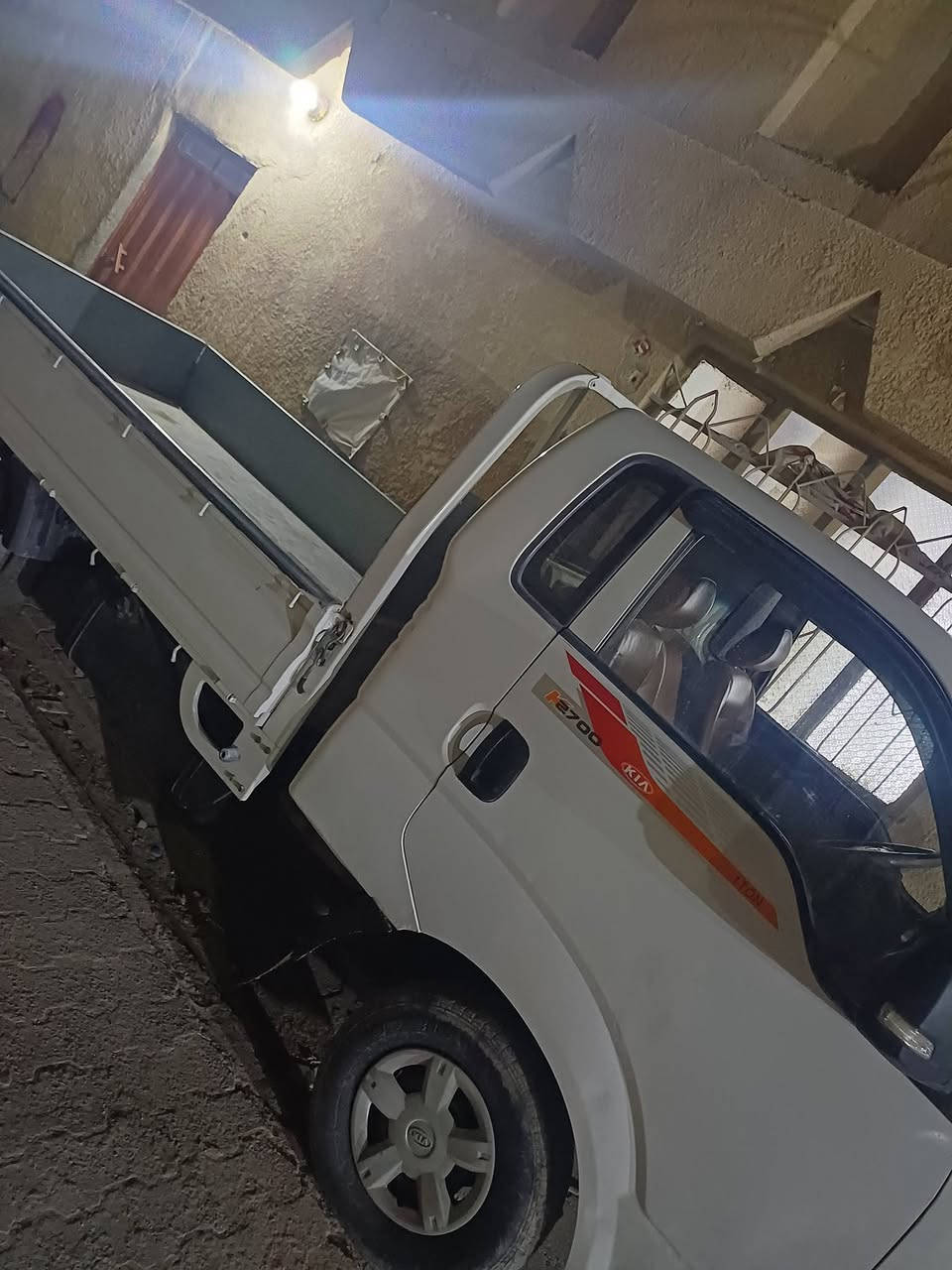 كيا حمل بنكو محرك 2700موديل 2017السياره بأسم والدي. جاهزه من الاخير بيه بارد فقط بلباب مال العبري والتبريد فقط نقص غاز.  تخم تاير جديد محرك جديد اكسل جديد وضع الشركه سنويه جديده ماساقطه.
العنون النجف.  حي الشرطه.  
السعر. 118وبيه مجال بسيط حك الجيه.  سياره مامتعوبه. استعمال شخصي فقط.  . اخوان اني مكلف بنشر اتصل على هدا الرقم
***********
