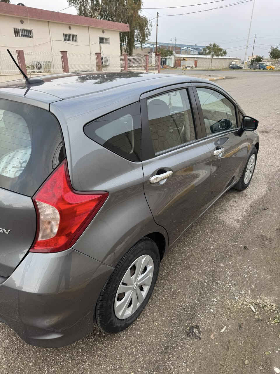 نيسان فيرسا2018 بيه جانلغ وباب سايق صبغ بدون دواخل  ماشي 64 الف رقم الهاتف ***********
