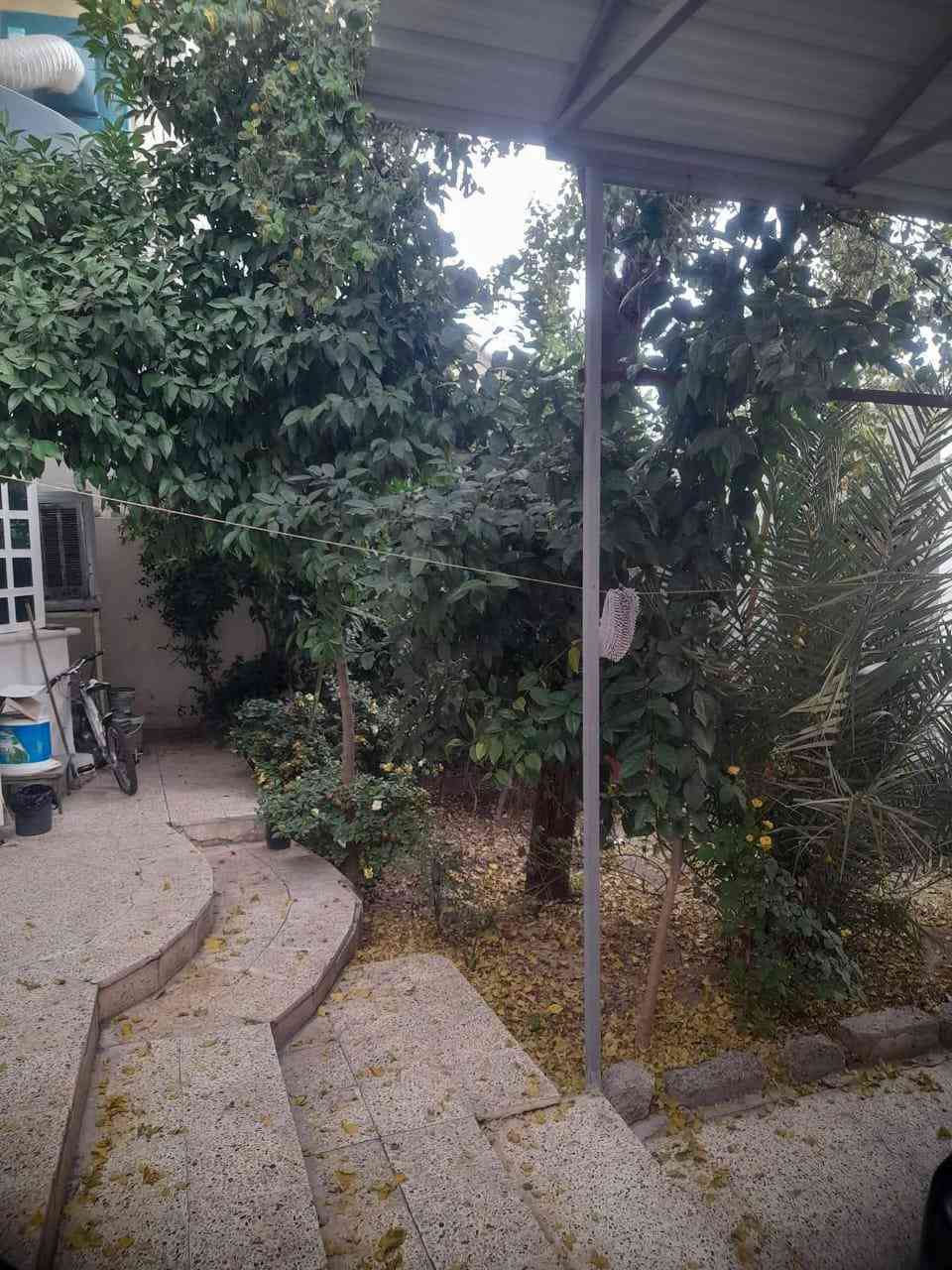 #مكتب_الاتحاد_للعقار 
 🏛⭐️دار للبيع او المعارضة ⭐️حي الصديق  خلف مول الخيرات ⭐️🏛
⬅️️ مساحـة 258متر بحساب الارض 

⬅️️الواجهة 10متر

⬅️ الإتجاه شروق تام 

⬅️شارع تبليط ١٢متر

⬅️طابقين ٦غرف 

⬅️الطابق الأرضي غرفتين نوم هول صحيات مطبخ مناور كراج إستقبال 

⬅️الطابق الثاني ٤غرف نومصحيات هول بيتونة

⬅️ تحويل مباشر او قرار التمليك 

تفاصيل اكثر يرجى مراجعة المكتب
_____________________________ 
         مكتب الاتحـــاد للعقار 
الفرع الاول : شارع المصارف الرئيسي 
الفرع الثاني: الصديق بداية سايدين البحرين 
           *********** 
                      🏛
           ***********
