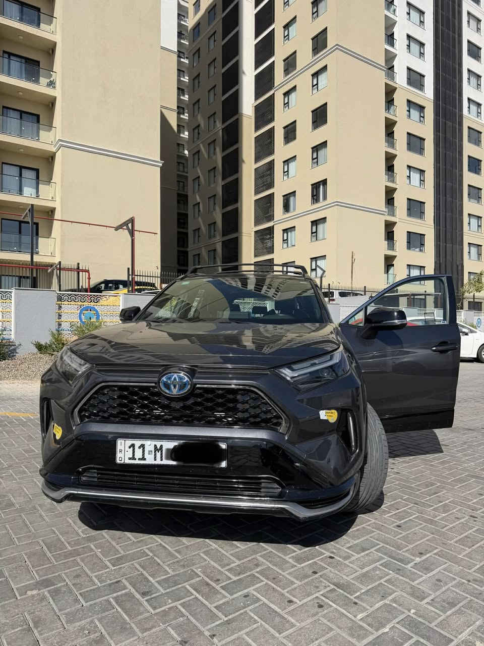 سيارة RAV4 موديل 2022
رقم بغداد / الرقم الجديد
لون رصاصي.
ماشية ٨٤ الف تقريباً
الضرر / جاملخ خلفي خفيف / موجودة بالصورة

المحرك: 2.5 لتر 4 سلندر + محرك كهربائي
🔹 نظام الدفع: AWD دفع رباعي ذكي

🔹 نظام Plug-In Hybrid قابل للشحن بالكهرباء
🔹 مدى كهربائي يصل إلى 80 كم تقريباً بدون استخدام البنزين

✨ المواصفات الخارجية:
✔️ إضاءات LED أمامية وخلفية
✔️ فتحة سقف سلايد
✔️ بصمة تشغيل وفتح ذكي
✔️ صندوق كهربائي 

🛋 المواصفات الداخلية:
✔️ شاشة معلومات كبيرة مع Apple CarPlay & Android Auto
✔️ شاشة عدادات رقمية
✔️ مقاعد جلد رياضية
✔️ تكييف أوتوماتيك مزدوج
✔️ شحن موبايل وايرليس

🛡 أنظمة الأمان:
✔️ نظام المحافظة على المسار
✔️ رادار أمامي وتحذير تصادم
✔️ كاميرا خلفية وحساسات
✔️ 7 وسائد هوائية
✔️ كروس سرعة

🚀 سيارة عملية، عائلية، قوية، واقتصادية بنفس الوقت 

للاستفسار راسلنا على الخاص
او الاتصال ***********
العنوان / بغداد / الكرخ
