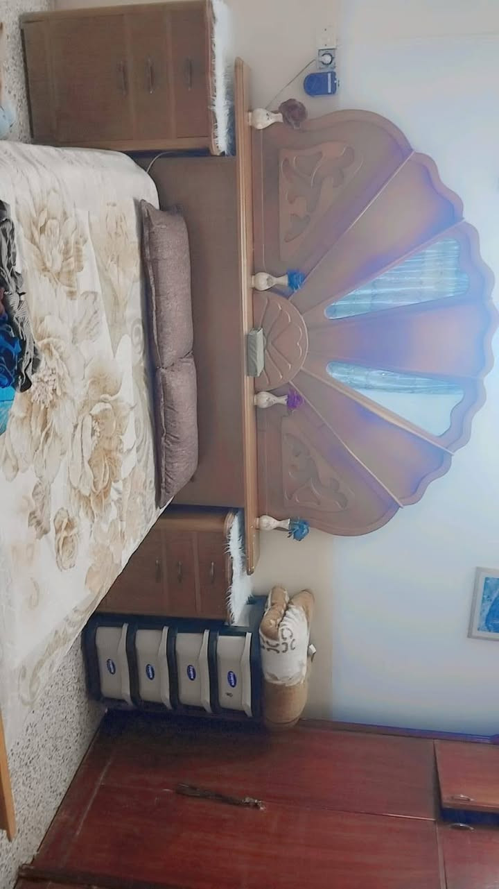 للبيع غرفة نوم نضيفة خشب صاج ثقيل السعر جداً مناسب التواصل على الرقم ***********
