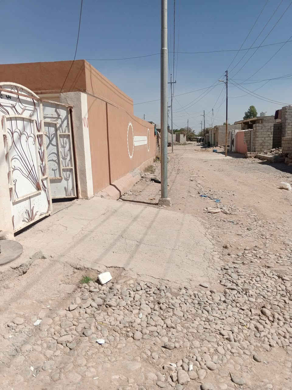 تم اعادة النشر 

#لـلـبـيـع
#بيت_ركن_غربي يحتوي 
المساحة : 360 متر 
إستقبال :  4*6  /.  غرفين ٢ : 4*4 /. مطبخ :    4*5 
هول : 4*9  /. حمامات ٢ تواليتات ٢ / حديقة : 5*6
بالاضافة الى كراج سيارة ومخزن مواد 

*ملاحظة البيت بناء عادي يعني الارضية صبة 
فقط المشتملات سراميك 
#السعر ٣٠ مليون وبي مجال شيء بسيط للطيبين

الموقع : بادوش ، الشقق ،خلف المقبرة 

للتواصل الاتصال على***********☎️
***********☎️
***********☎️
