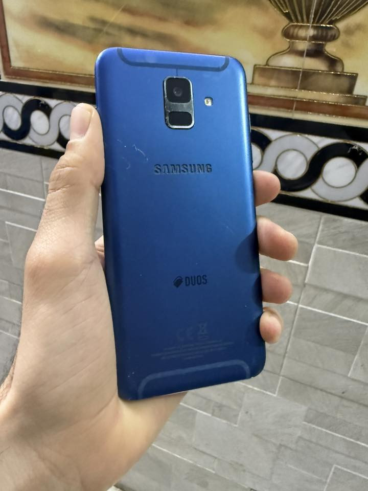كلاكسي A6 لون ازرق
ذاكرة ٦٤ جهاز هاي نظافته كدامكم 
شغال الشاشه واللمس والبطاريه زينه وتر برو كامل الجهاز 
كامرات شغالة بدون ملحقات شغال وايفاي كامل
اطيني سعرك وادخلك خاص 
بغداد مدينه الصدر ***********
