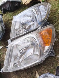 متوفر لايت جهته السايق فقط هايلوكس من 2006الى2010 السعر 40 الف  077110...