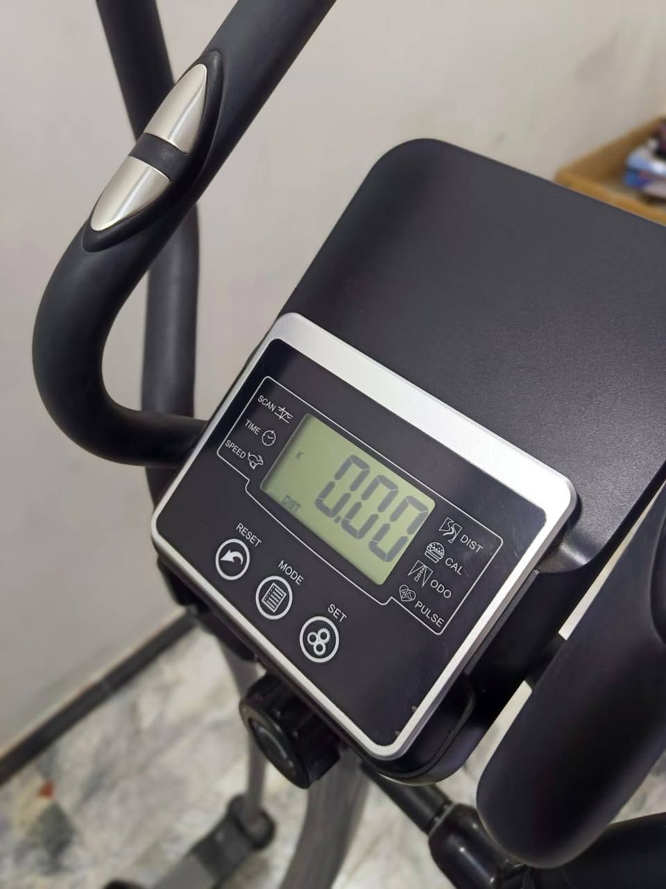 جهاز أوربتراك / إليبتكال (Elliptical Trainer)
هو جهاز كارديو يجمع بين المشي + الجري + صعود الدرج بدون ضغط قوي على المفاصل.
المواصفات الظاهرة من الصورة (تقريبية):
النوع: إليبتكال منزلي
نظام المقاومة: مغناطيسي (هادئ ومناسب للغرفة)
شاشة عرض رقمية:
الوقت
السرعة
المسافة
السعرات الحرارية
نبض القلب (إن وُجد حساس في المقابض)
مقابض متحركة وثابتة لتمرين الجزء العلوي والسفلي
دواسات واسعة مانعة للانزلاق
مقعد قابل للتعديل (ميزة غير موجودة في كل أجهزة الإليبتكال)
مناسب للمساحات الصغيرة مثل غرفة النوم
تشغيل صامت نسبيًا
تحمل وزن المستخدم: غالبًا بين 100 – 130 كغم (حسب الموديل)
فوائده:
حرق دهون
تقوية القلب
شد الجسم كامل
مناسب للركبة والمفاصل
ممتاز للاستخدام المنزلي اليومي

ملاحظه الجهاز جديد اشتريته قبل اسبوع بس ماكو واهس للرياضه وعرضته للبيع 
السعر 350الف
المكان بغداد
للأستفسار مراسله او اتصال واتساب ***********
