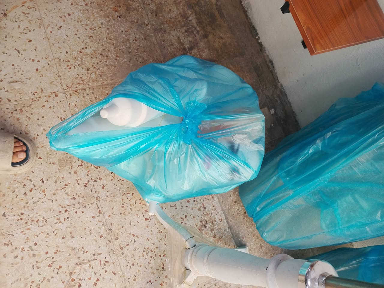 غراض محل البيع من رفوف +سكاك+كلمة+ ميز سجاجي +تعليك
***********
