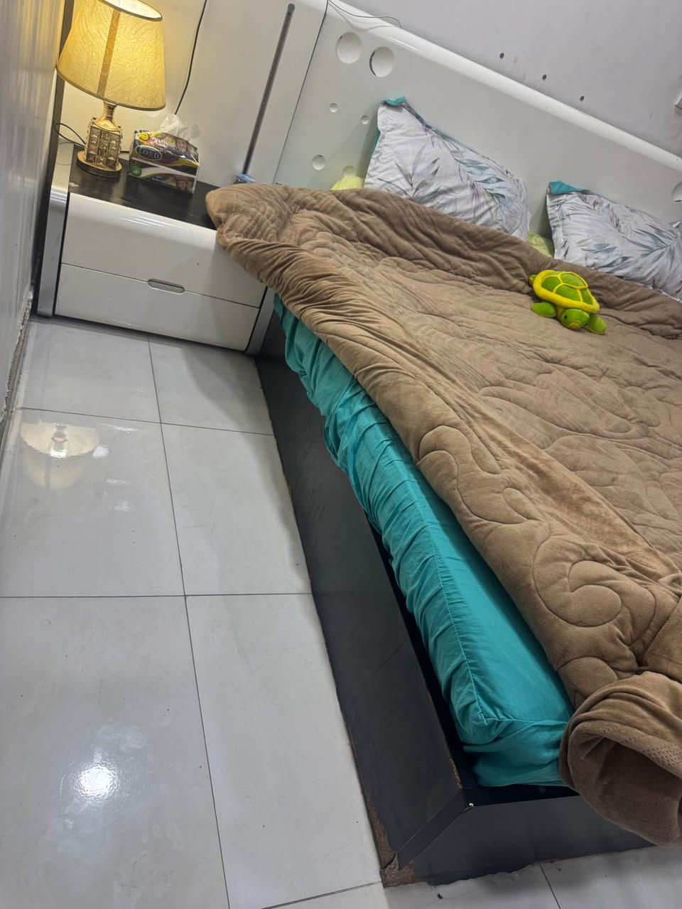 غرفه نوم تركية باب اول بيهه اضرار مبينه بالصور مجراتهه هايدروليك كلهن شغالات قوية حيل سعرهه 400 هيه والدوشك 6 قطع عنوانا شارع حيفا الشواكة 
*********** بغداد, العراق
