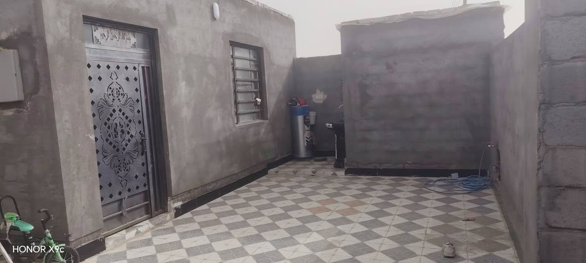 بيت زراعي200 م بناء 2025 بلوك كهربائي غرفتين 5×4 هول 6×4 مجمع غرف4×4 مطبخ4×4 ديوانيه 6×4 حمام 🛀 عدد 2  شوارع سبيس 8متر تقريبا +ماي وكهرباء 5خطوط  +مولد الاسكان الصناعي البوعظم بين الجسرين عبر سكه القطار شارع تبليط السعر 47  الاتصال صاحب البيت ***********.
