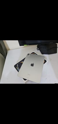ايباد برو M4 • بطارية ٨٨% • ملحقات كامله