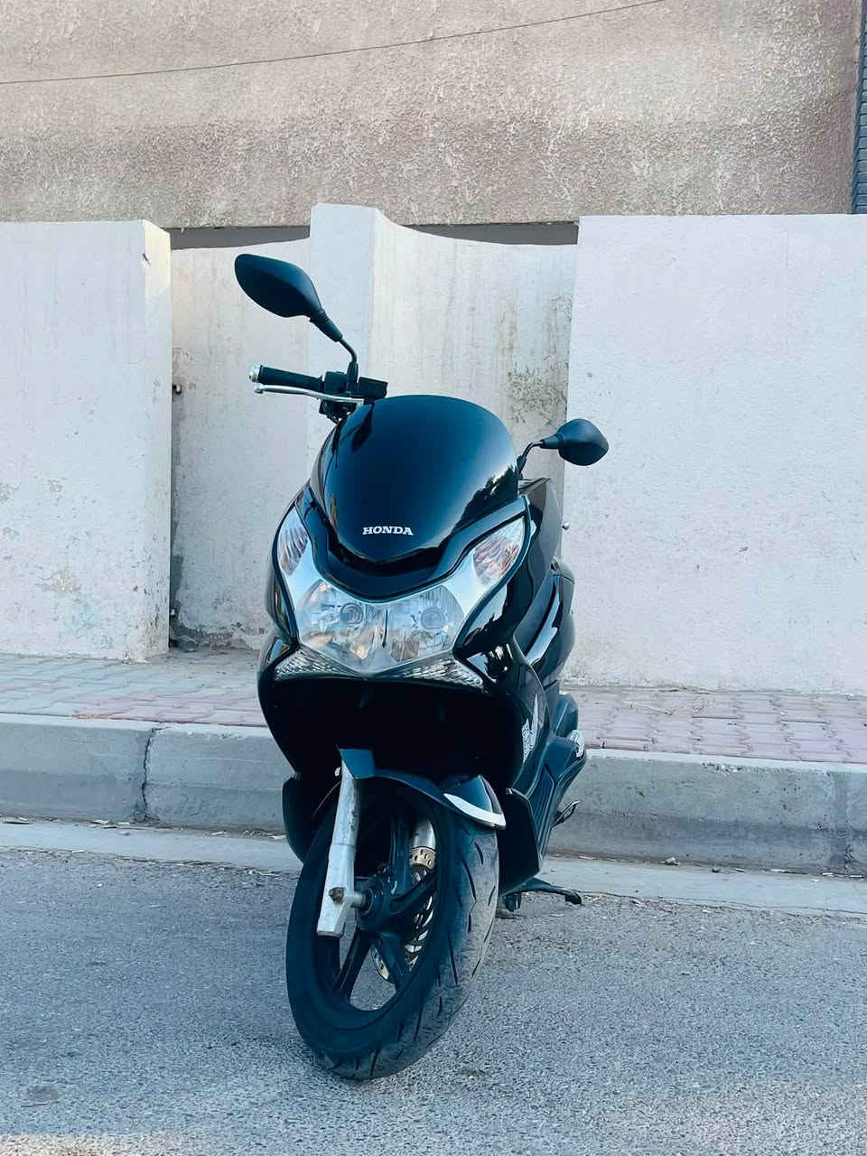 السلام عليكم للبيع دراجه pcxجيل اول مكينه 150 ماشيه ١٥الف دراجة  كلها ابلاديه شرط النضافه دراجهة مال رمبه صار الها شهر نازله من المعرض المديل 2016 ماخذها رمبه اوراق المعرض موجوده الدراجه على ايدي ياباني الاصلي دراجه جديده السعر 1500سكن بغداد كرخ ***********
