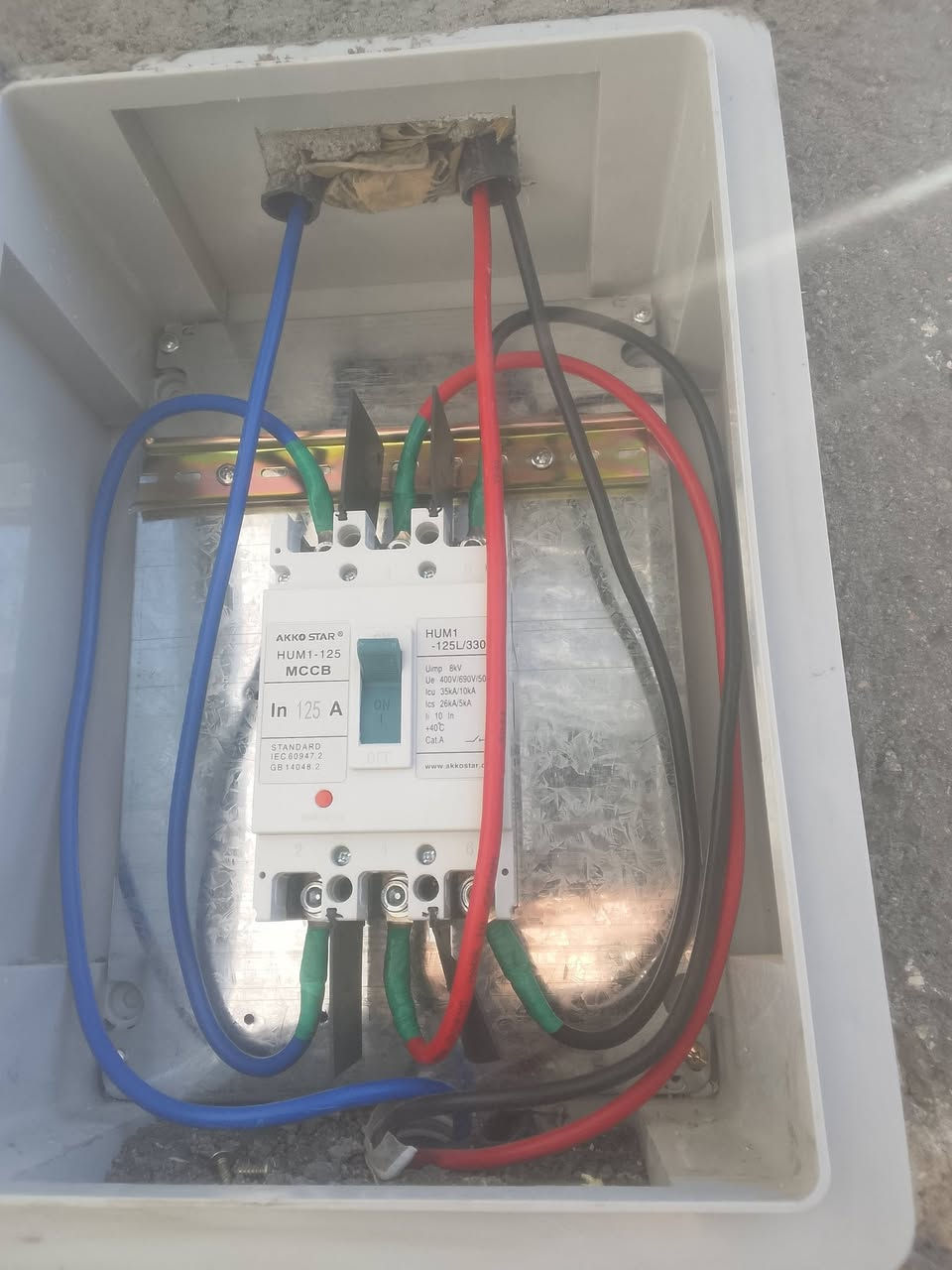 #كهربائي_منازل👷‍♂️
تأسيس وتنفيذ جميع الأعمال الكهربائية ⚡ سلام عليكم ورحمه الله كهربائي متفرغ للعمل بيوت تسليك حفر نشر بروفايل محلات شقق بانسب الاسعار باقي ستفسار عل رقم 

للاستفسار  الرجاء التواصل ع الرقم*********** @إشارة
