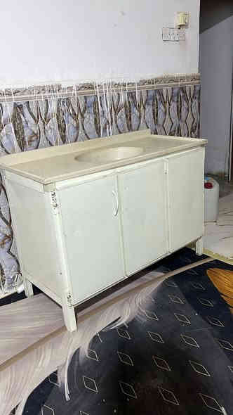 السلام عليكم 
كاونتر مع اغراضة كامل. من عود الاسنان لاكبر جدر و صينية 
كلهن 350 الف وبيهن مجال 
عنواني الزبير الدريهمية 
رقمي *********** 
بيع مستعجل
