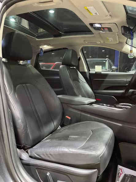 هونداي سوناتا هايبرد لمتدد (كهرباء - بانزين) فول مواصفات
#الموديل : 2023

#الضرر : جاملغ امامي خلفي + بنيد

#المواصفات :

▪️السيارة: هونداي سوناتا Hybrid LIMITED لون رصاصي

▪️المحرك: 2.0L مع محرك كهربائي (اربعة سلندر)

▪️العداد: 47 الف ميل حقيقي

▪️حجم الويل: ويل كب حجم 18 مع طقم تايرات بحالة ممتازة

▪️لايتات اربع عدسات زينون اصل مع حاجب LED مع اشارة LED

▪️بصمات عدد 2 للأبواب مع بصمة تشغيل

▪️عداد ليزري على الزجاجة الامامية

▪️قمارة بانوراما

▪️نظام 5 كامرات

▪️رادار امامي مانع تصادم

▪️حساس امامي اصل

▪️حساس خلفي اصل

▪️رادار جانبي (نقاط عمياء) بالمرايا الجانبية

▪️شاحن لاسلكي

▪️گير شفتر بالستيرن للتحكم بالگير العادي

▪️اشاير بالمرايا الجانبية

▪️كامرة خلفية دوارة اصل مع الستيرن

▪️شاشة الدشبول حجم كبير للتحكم بأيعازات السيارة

▪️كشنات السيارة جلد اسود اصل

▪️گشن ذاكرة (خزن ميموري) لكرسي السائق

▪️تحكم فول كهرباء لكرسي السائق والراكب

▪️تدفئة وتبريد للكشنات الأمامية

▪️تبريد قطعتين امامي وخلفي

▪️گير لمس

▪️تشغيل عن بعد

▪️سستم صوت BOSE

▪️سايد بريك دگمة

▪️تحكم ستيرن جهتين بلوتوث وحاكية وكروس سرعة وتحكم صوت 

▪️نظام ABS مانع انزلاق

السعر المطلوب : 172 ورقة مع المجال

 

الاتصال على : ***********
