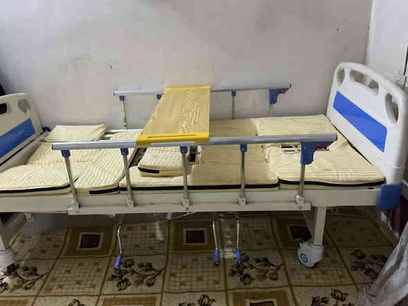 سلام عليكم سرير طبي يرهم مريض معاق خدمي جدا عشر حركات تصعيد تنزيل قلب عل الجهتين نوعيه ممتازه سعره 450 الف *********** اتصل او تدلل
