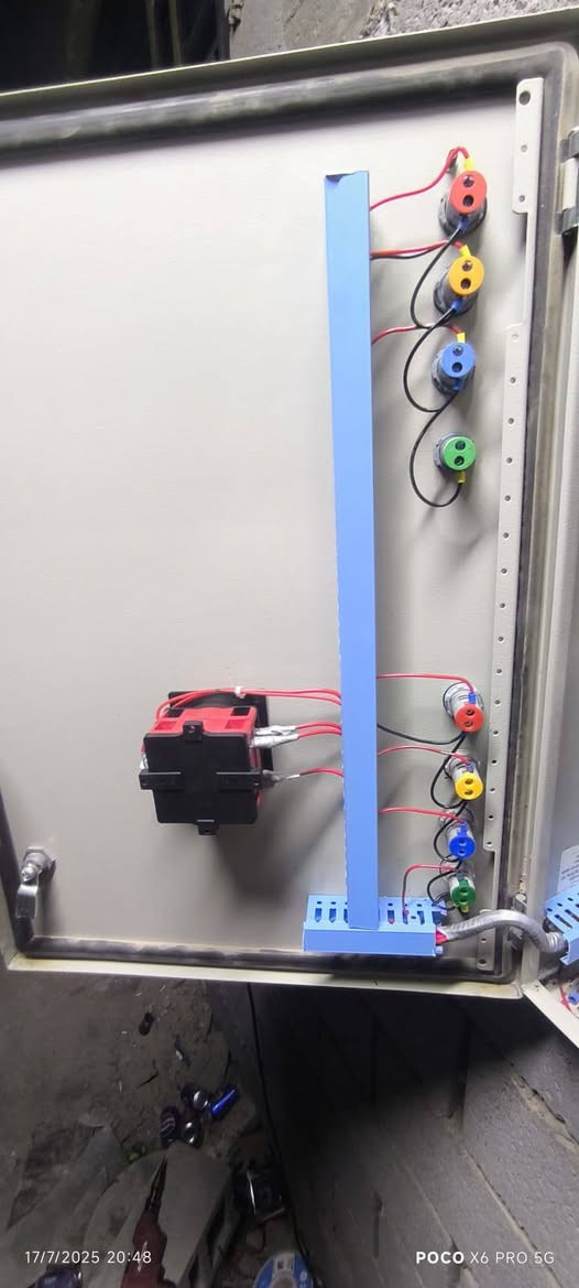 السلام عليكم
كهربائي متفرغ في البصرة 
جميع التأسيسات الكهربائية وجميع اعمال الكهرباء 
مستعدون لعمل المنازل والمجمعات السكنية 
للتواصل 
***********
***********
