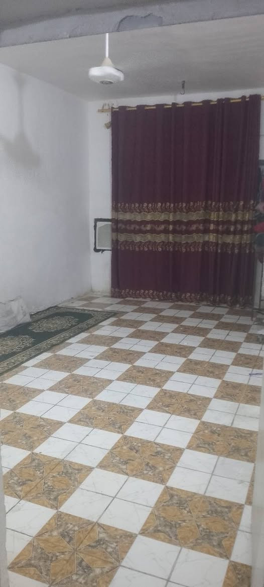 سلام عليكم بيت البيع قرفتين وصاله وستقبال ومطبخ البيت مساحته 200متر ومتوفر مي وكهربا ومجاري وتبليط باب البيت رقم الهاتف الستفسار ***********
