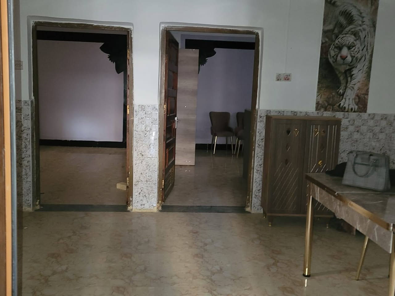 دار سكني للبيع 🏠

المساحة  : 150م

العنوان  : شارع سالم 

اقرب نقطة دالة : ثالث بيت عن الشارع العام 

              ((طابو    صرف ))
⬇️⬇️⬇️

التفاصيل : 
الطابق الاول  / 2 غرف نوم + صاله + استقبال + مطبخ+ مجمع صحيات

الطابق الثاني/ غرف نوم عدد 2 + صاله + مطبخ+ مجمع صحيات
الطابق الثاني معزل عن الدار بدرج خارجي

             *️⃣*️⃣*️⃣*️⃣*️⃣

لمزيد من المعلومات والاستفسار مراجعة مكتب الكرعاوي للعقار
  
العنوان  حي الصدر الاول . سايدين النسر. قرب بانزين خانة انوار الكفيل الاهلية 

 ارقام الاتصال ✅
***********📞
***********📞

✅ او مراسلة الصفحة♦️

✅ ارقام الهواتف تحتوي على واتساب🟩
