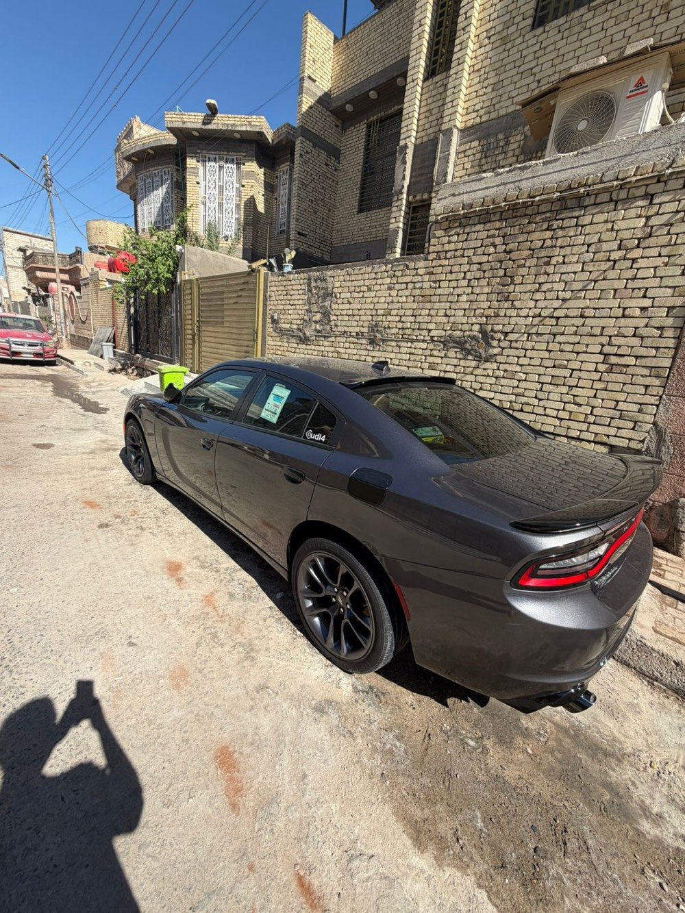 سيارة دودج تشارجر SXT للبيع بحالة ممتازة ونظيفة جداً، بلون رمادي أنيق وملفت. مثالية للي يحبون القوة والأداء العالي. السيارة مجهزة بمحرك قوي وتجربة قيادة مريحة. لم يُذكر وجود حوادث أو أضرار واضحة في الهيكل حسب الصور. السيارة متوفرة بمدينتنا لسهولة الفحص والمعاينة.