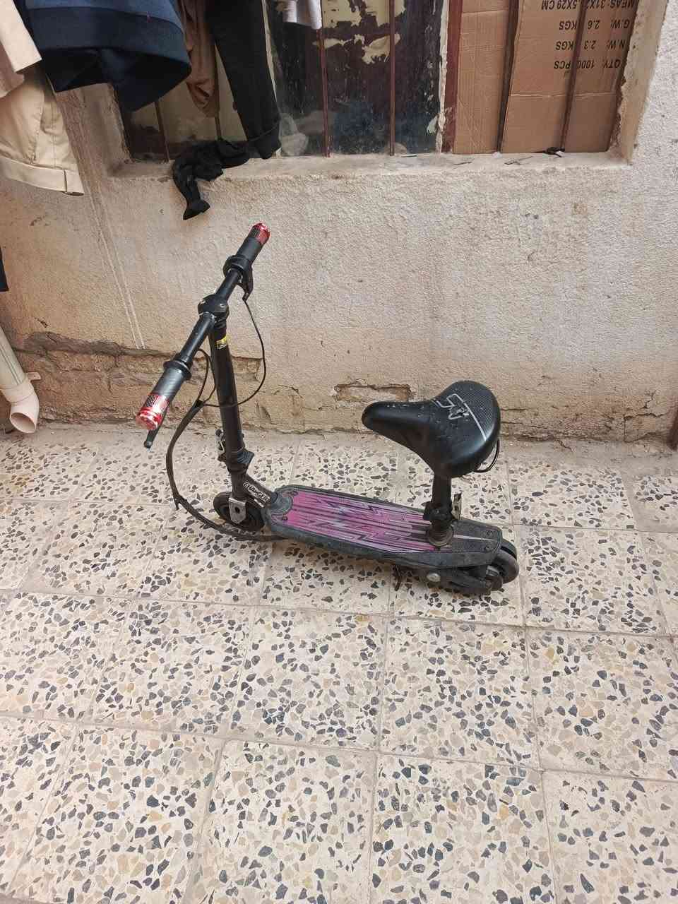 سكوتر شحن بطاريه جديده السعر 100الف فقط 
ناصرية *********** يوجد توصيل
