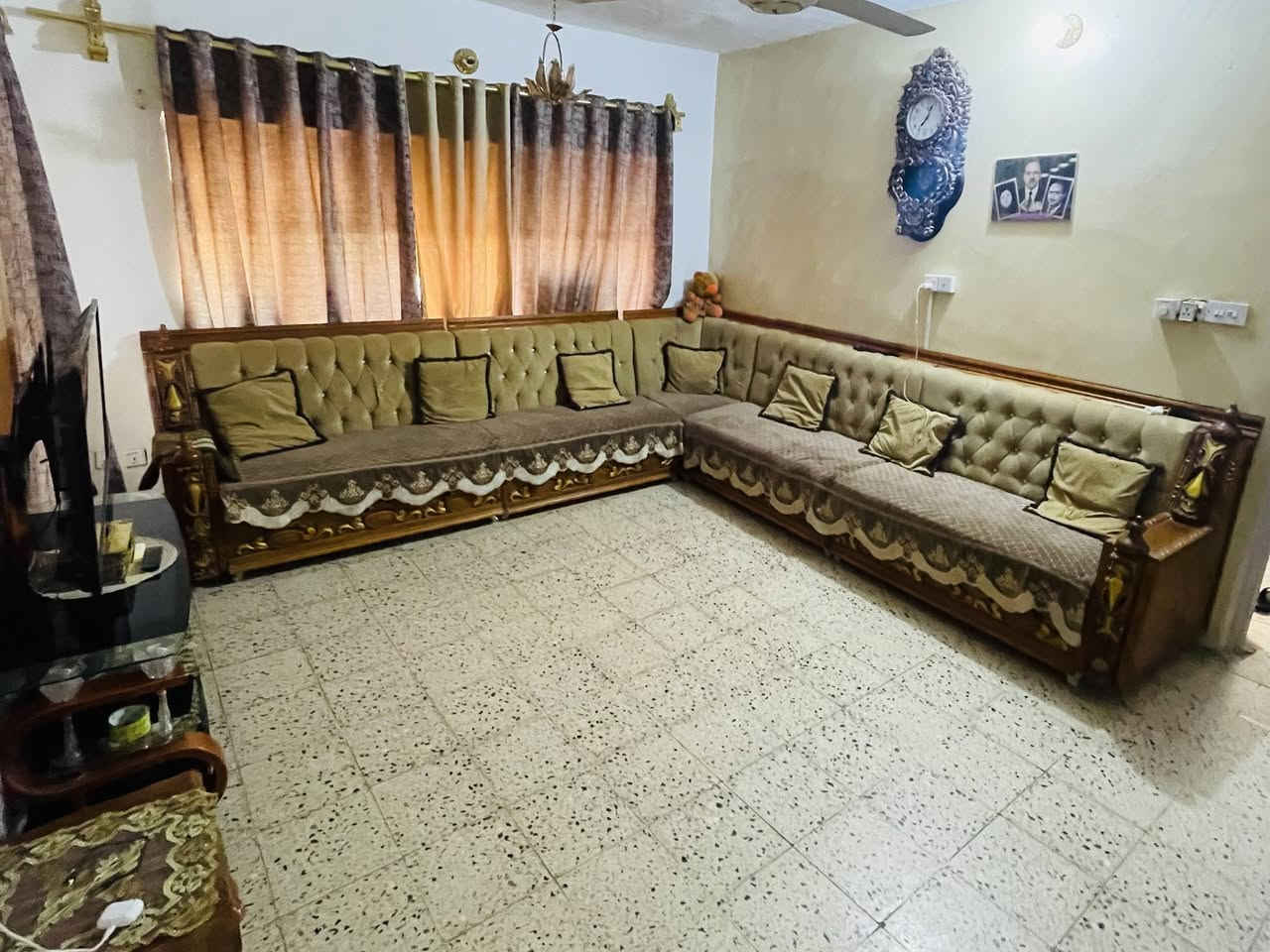 السلام عليكم دار للبيع مساحة 218 م ملك صرف طابقين في باب الخان قرب السوق السعر 150لاستفسار ***********
