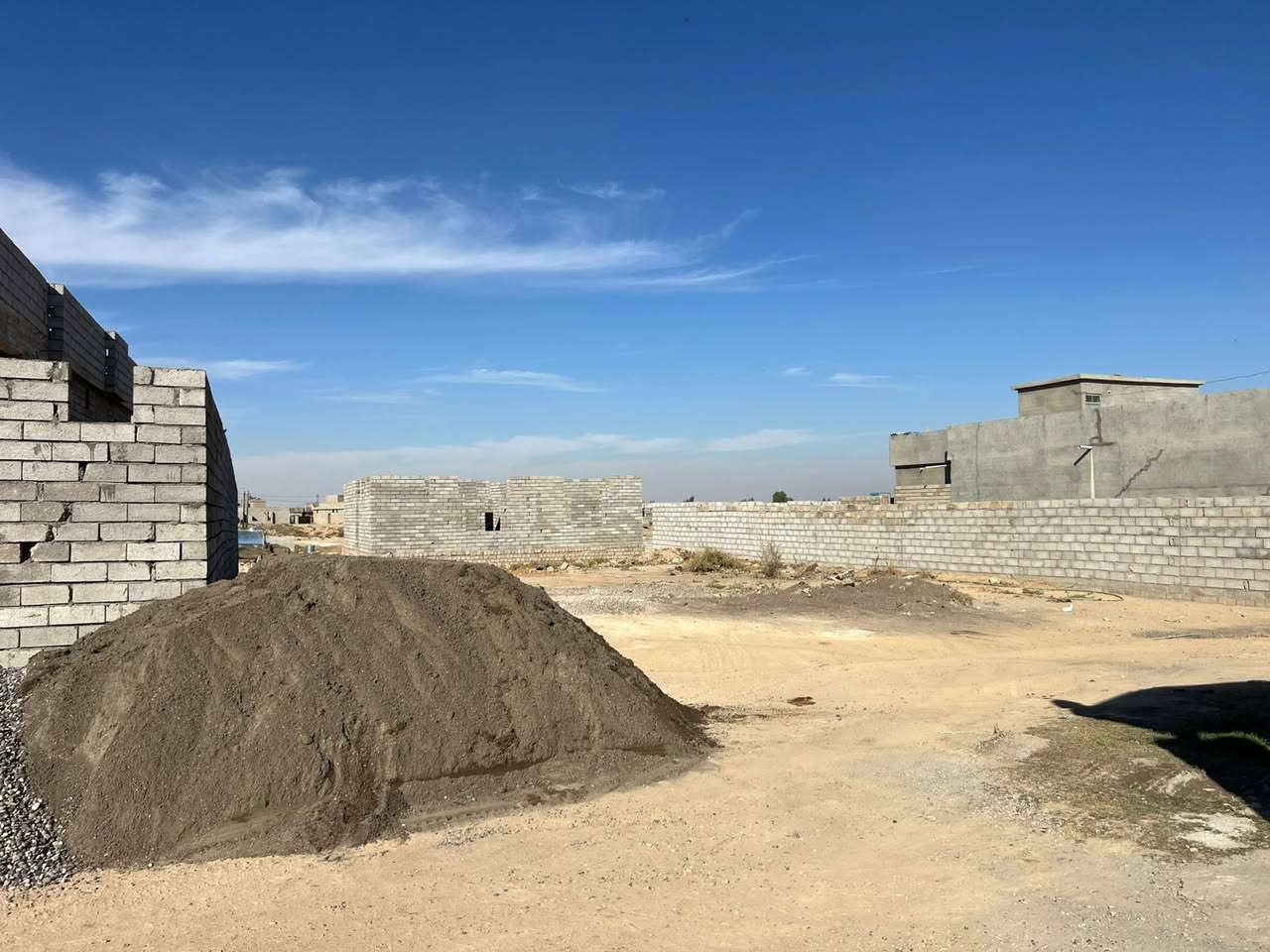 السلام عليكم
قطعة ارض للبيع مساحتها 300 متر 
واجهة 10 
عمق30
جيران بهاء العطية وايمن الصوفي ومحمود الويس 
على الطريق الحولي 
***********
