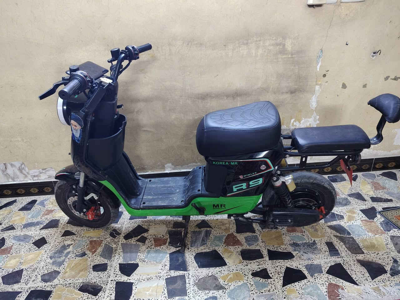 سلام عليكم دراجه ار ٩للبيع سته باتري كبار جديدات لك عنوان بغداد الحريه *********** فقط وات فقط مواصفات فول حتى شلعه بيها سعر ٤٠٠ وبيها مجال
