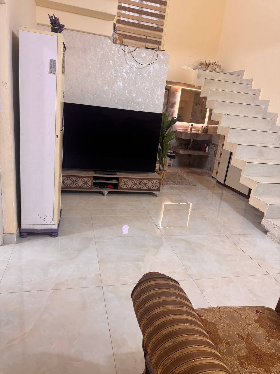إعادة نشر بسبب الوعود دار للبيع طابو صرف في الصويره حي الحسينية شارع المواكب مقابل محل ادوب الخيكاني داخل دربونه عرضها ٣م مساحة البيت ٣١٥ م طابق واحد يحتوي على ٣ غرف نوم واستقبال ومطبخ وصاله و٣ صحيات للأستفسار الاتصال على الرقم *********** او وتساب
