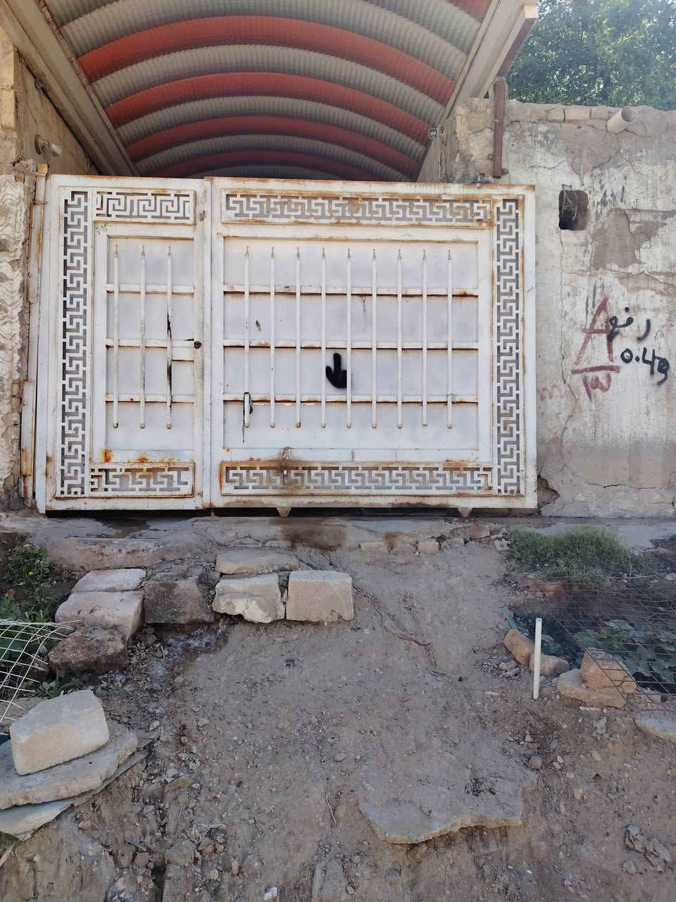 بسم. الله. الرحمن. الرحيم.    بيت. ومشتمل. للبيع. المساحه. الكليه. 265.م. البيت. 200م. مسلح. والمشتمل. 65م. عكاده. الصدر. الثاني مقابل. ابو. احمد. الحداد.  موبايل. ***********1.او. ***********
