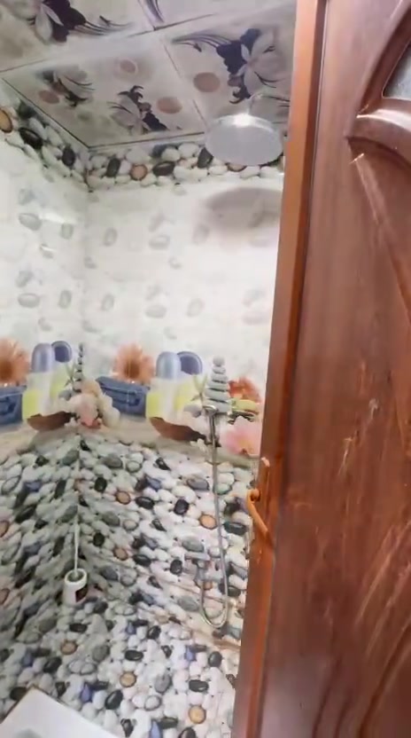 بيت للبيع في بغداد الامين الثانيه 

مساحة ٢٠٠ م طابقين يحتوي الطابق الأول

استقبال ۷ متر صاله ۸ متر غرفه نوم ٥ متر

و حمامات داخليه عدد ۲ وحمام خارجي

ومطبخ ٤ متر وياه اثاث المطبخ كاونتر وثلاجة

وطباخ بي فرن كهربائي ايضاً

ومطبخ حار وترك عدد ا يحتوي الطابق الثاني

عدد ٣ غرف نوم كبيره وحمام كبير وصاله

كبيره والطابق الثالث بيتونه كبيره مع مخزن

غسالات البيت جديد

مع أسواق مغلقة طول المحل ٨ متر اول قطعه بشارع ١٥ زراعي بيت غلام

الاتصال على الرقم الرقم بي واتساب

...

***********

***********
