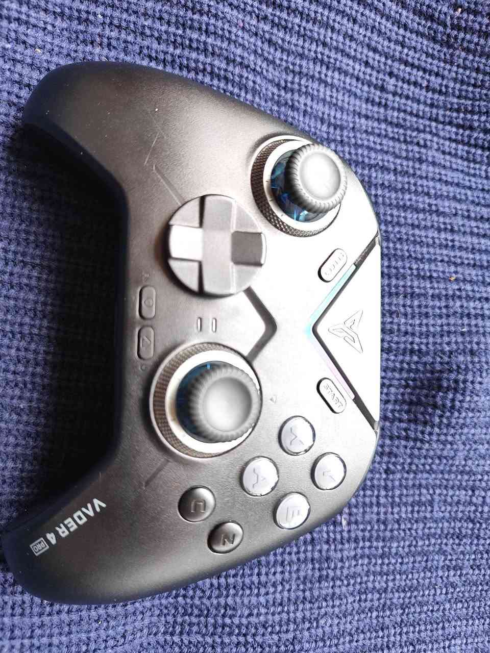 Flydigi Vader 4 Pro 

اليد تعتبر الأفضل حالياً للألعاب التنافسية (مثل كول اوف ديوتي، بوبجي، وألعاب الـ PC).

ميزة الـ Force-Adjustable Sticks: تقدر تتحكم بشد العتلات (الجويستيك) يدوياً حسب راحتك.

أزرار ميكانيكية: استجابة فائقة وسرعة خيالية بكل ضغطة.
1000Hz Polling Rate: يعني "زيرو لاق" (استجابة لحظية).

تحتوي على 4 أزرار خلفية (Paddles) و أزرار إضافية (C و Z) 

بالواجهة، المجموع 6 أزرار إضافية قابلة للبرمجة.

تدعم الـ Gyroscope والاهتزاز التفاعلي المتطور.

تشتغل على: PC, Android, iOS, Nintendo Switch.

الحالة: نظيفة جداً

حط سعر بالتعليقات واطبلك خاص


**إذا كنت صاحب هذا الإعلان وتريد حذفه لأي سبب، رجاءا أرسل رسالة إلى الدعم الفني**