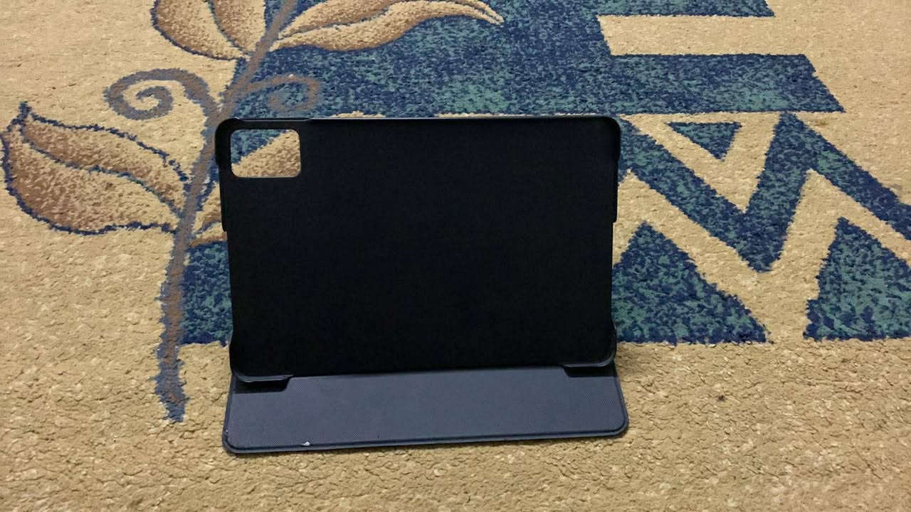 الميزة  المواصفات
الشاشة IPS LCD بحجم 11 بوصة، دقة 1200 × 1920 بكسل، معدل تحديث 90 هرتز.
المعالج MediaTek Helio G99 ثماني النواة، بتقنية تصنيع 6 نانومتر، وبسرعة قصوى تبلغ 2.2 جيجاهرتز.
ذاكرة الوصول العشوائي (RAM) يتوفر بخيارات مثل 4 جيجابايت أو 8 جيجابايت، مع توفر نماذج تصل إلى 16 جيجابايت (افتراضية + فعلية).
سعة التخزين يتوفر بخيارات 128 جيجابايت أو 256 جيجابايت، مع دعم بطاقة microSDXC للتوسعة.
الكاميرا الخلفية 13 ميجابكسل مع فلاش LED.
الكاميرا الأمامية 8 ميجابكسل.
البطارية 8000 مللي أمبير، تدعم الشحن السريع السلكي بقوة 18 واط.
نظام التشغيل Android 14.
الصوت مكبرات صوت رباعية (ستيريو)، مع منفذ سماعات رأس مقاس 3.5 ملم.
الاتصال يدعم شريحة SIM واحدة (Nano-SIM)، شبكات 4G LTE، Wi-Fi 5 (Dual-band)، وبلوتوث 5.2، ومنفذ USB Type-C.
التصميم الأبعاد 257.1 × 168.7 × 7.6 ملم
الجهاز مستعمل ثلاث اشهر كامل الملحقات
السعر 215 و بي مجال
مكاني موصل حي صدام 
للتواصل خاص او على رقم الهاتف ***********
