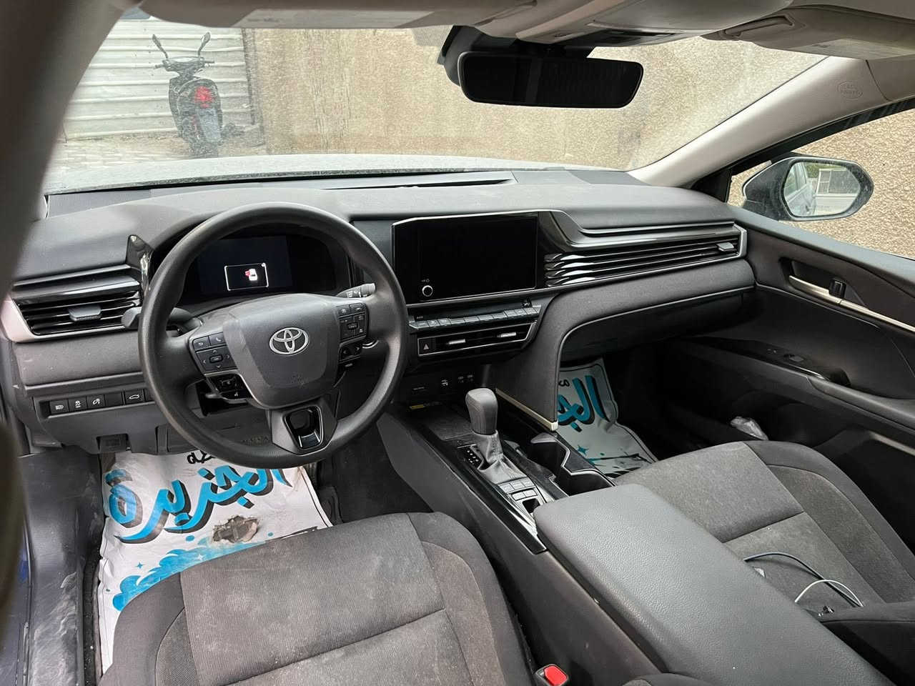 السلام عليكم عيدكم مبارك  للبيع كامري هايبرد ٢٠٢٥ ماشية ١٠ الاف مايل حادثها جاملغ وبنيد سونار مرفق عليها اضافات موضحة بالصور رقم بغداد سنوية بسمي فئة le لون مميز بدون اي نقص  السعر ٢٢ الف يعني دفترين و٢٠ ورقة ***********
