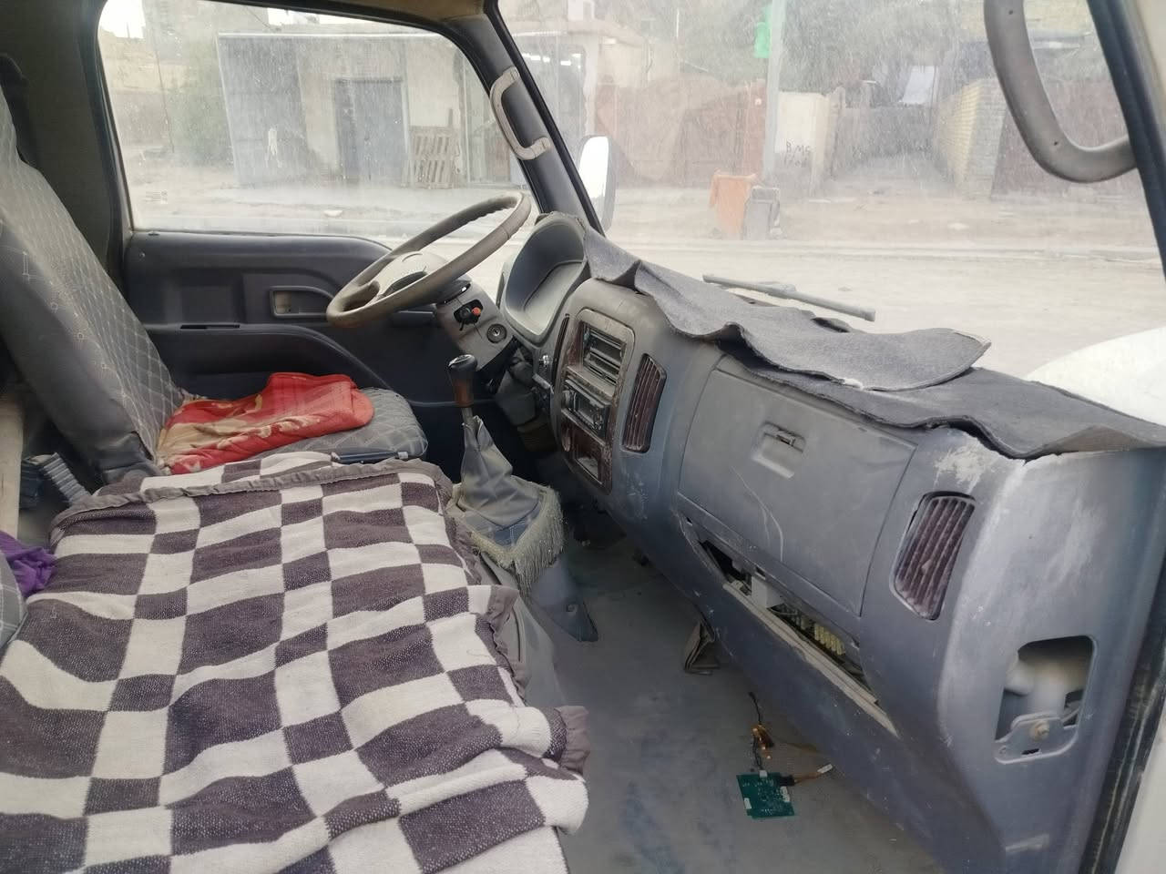 للبيع سيارة كنو حمل واحد طن رقم بغداد سنويه جديدة بسمي محرك كاز وكير بلادي سياره كله بلادي شغاله تخم تاير العنوان كوت فلاحيه *********** السعر 30 وبيها مجال
