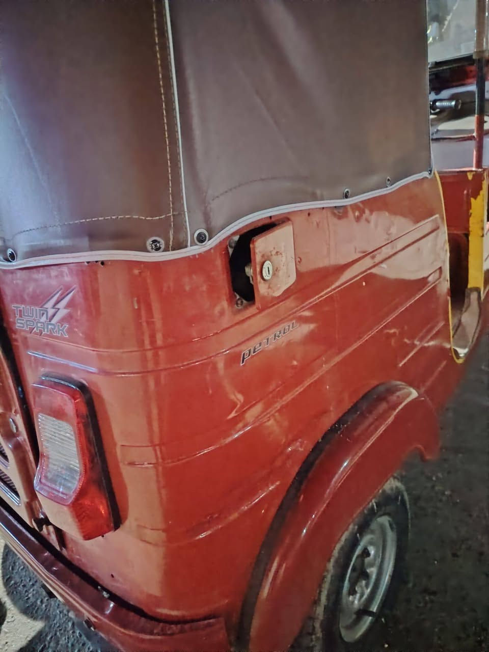 السلام عليكم تكتك موديل 18 دخوليه 19 سنويه تقره 19شهر 4 بس دوس معمره وطاسه مال لغد من جوه باقي مكفول من ضربه وصبغ مكينه كير اكسل خير من الله مدينه الصدر 
رقم ***********
رقم ***********
