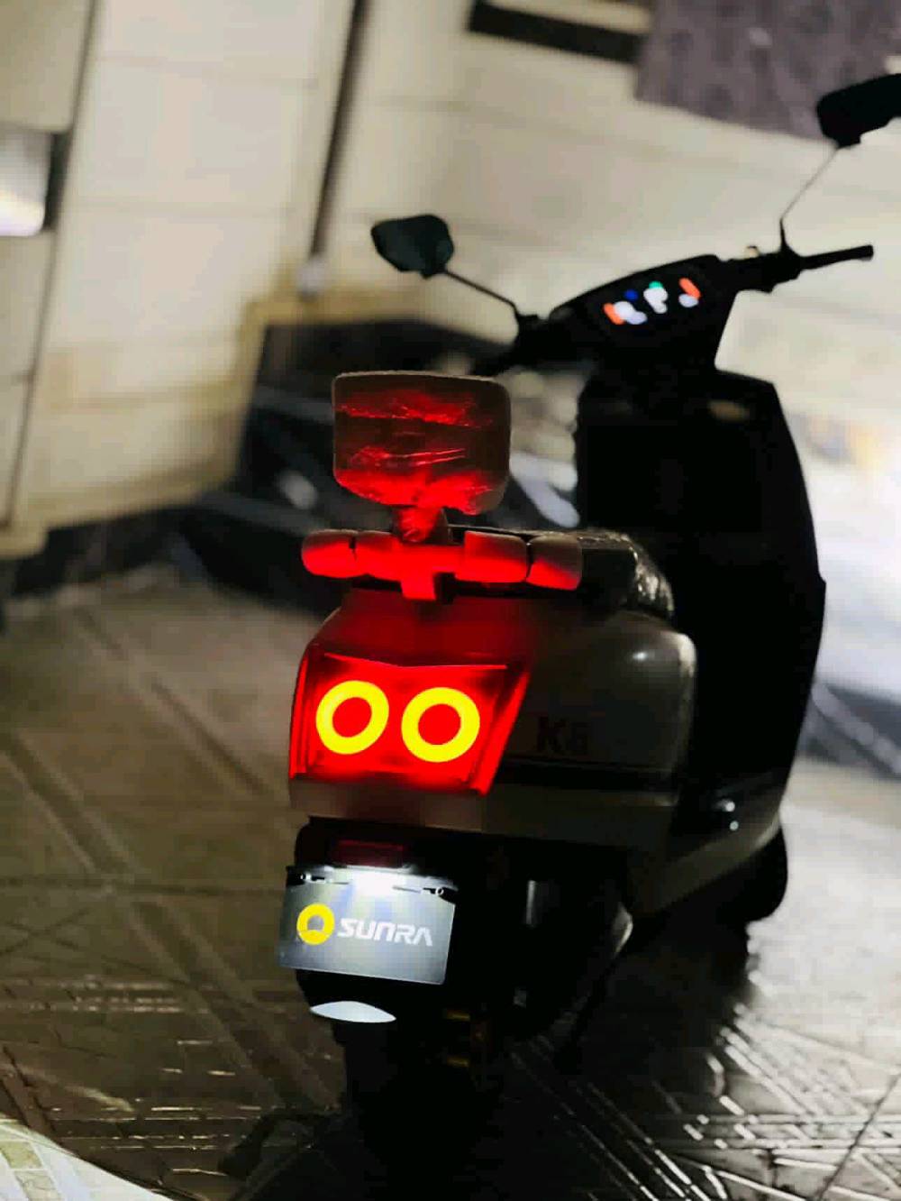 ✨ دراجة سونرا –SUNRA ✨
🚴‍♂️ من الصانع العملاق SUNRA العالمية – موديل 2026
بيها ضمان 3 سنوات ملف 
وا ضمان باتري سنة
وا عقل سنة ونص 
وبي بعد 30 شغله بيها ضمان
كتلوك موجود 
🔰 المواصفات:
🛞 ملف 1500 حقيقي برسنس حقيقي 100 بل 100 يعني جيب مال السوك المكتوب علي 3000 شرط العندي انشط
🔋 6 بطاريات كرافين كرافين مو عاديات  – 26 أمبير ⚡ 72 فولت
🚀 سرعة حقيقية 60 كم/س بتحكم 3 سرع
📏 مسافة مقطوعة بالشحنة الواحدة: 50 – 60  كم (حسب الاستخدام والسرعة والوزن المحمول)
حقيقي مو وهمي الكيج
 نضام P
🔄 نظام الرجوع للخلف R 
🛑 بريك هايدروليك دسك بكفاءة عالية
🌀 دبلات هايدروليك أمامي وخلفي – راحة ونعومة على الطرق
📺 شاشة رقمية لعرض المعلومات والسرعة
🔑 بصمة عدد 2 + تشغيل عن بعد وسويجين
🚨 جهاز إنذار ضد السرقة
💺 كشن سياحي مريح لشخصين
📦 مساحة تخزين واسعة تحت الكشن
🔌 منفذ شحن UPS للموبايل
💡 لد لايت أمامي عالي الوضوح + رماش عالي/واطي
🔴 بك لايت لد بتصميم مميز
🌟 لد أمامي وجانبي نهاري/ليلي عصري
🚦 إشارة رباعية لزيادة الأمان
🦾 استاند عدد 2 (وسطي + جانبي) بي حساس من ينزل ما يمشي المطور 
 ( ألون  مميز ) 
🚀 قوة وأداء لا مثيل له… خيارك الأمثل على الطريق
ماطور رزن تمشي بي 50 وتعوف ايدك لا يمني ولا يسر يروح 
شرط حالو حال الريان اذا ما اضبط 
كلو مختم SUNRA
يوم 2/11  اخذتو ول وصل موجود 
✅ ☎️( ***********)
 السعر 850 بي مجال او مروسه 