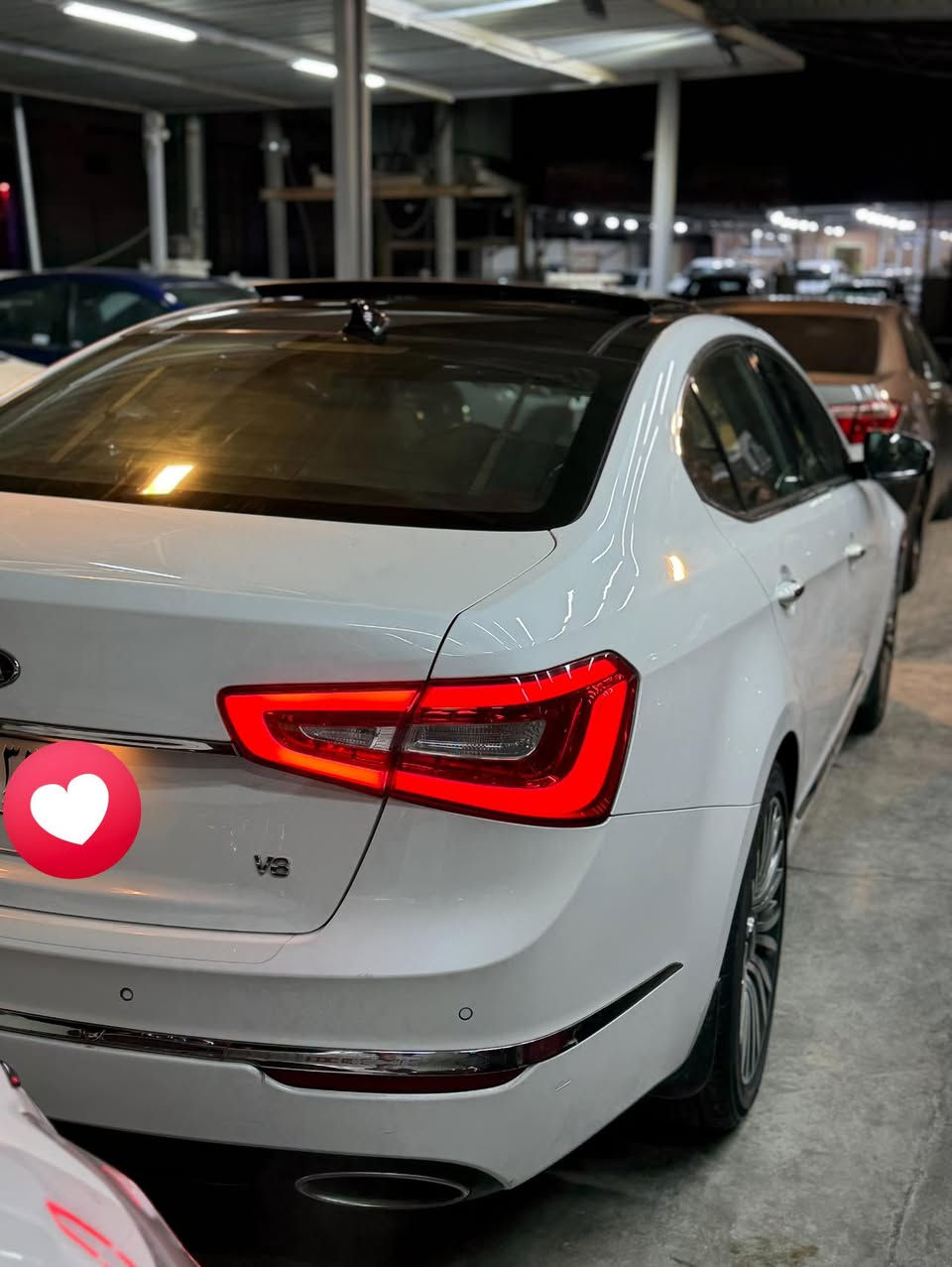 السلام عليكم ورحمة الله..كيا كادنزا 2014 وارد امريكي كلين تايتل السيارة بدون حادث بدون ايرباك بدون شواصي ليبل واحد السيارة  بالعراق نصبغ بيها راس البنيد فقط بدون فتح وبدون اي داخل مواصل حتى البدنه..مواصفات vip اعلى فئه..رقم بغداد وبيها سونار ..عداد السيارة 129 الف. السعر 155 وبيها مجال.***********
