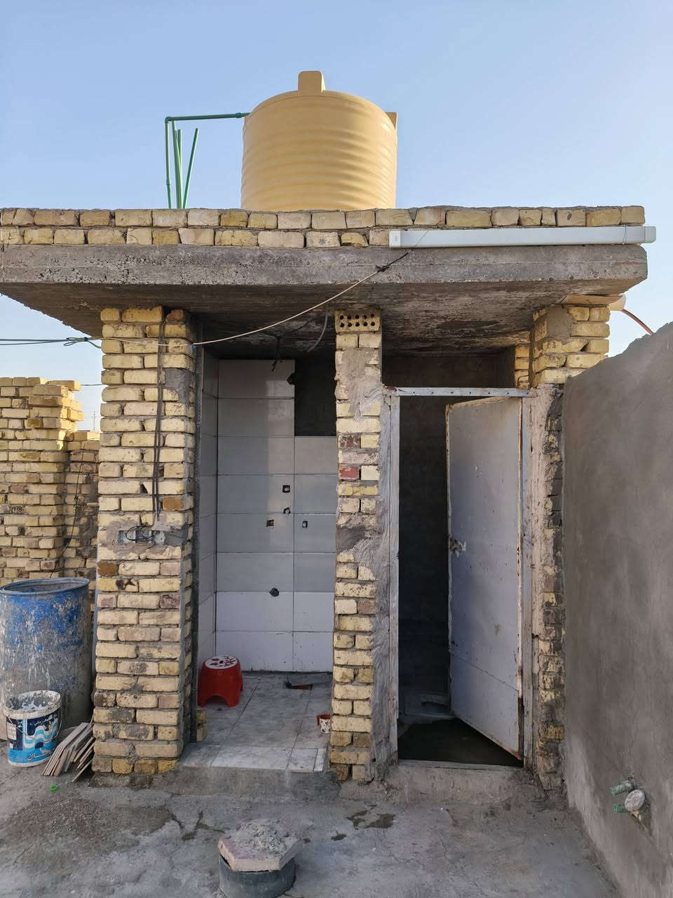 بيت للبيع مجمع نبيل على الحولي مساحه 245متر سقف عكاده 
يحتوي على
غرفتين4*5
صالة5. 4*9
مطبخ4*3
استقبال4*10 بعده ماكامل
صحيات داخلي وخارجي 
البيت نقوصاته مبينه بالصور 
للاستفسار ***********
