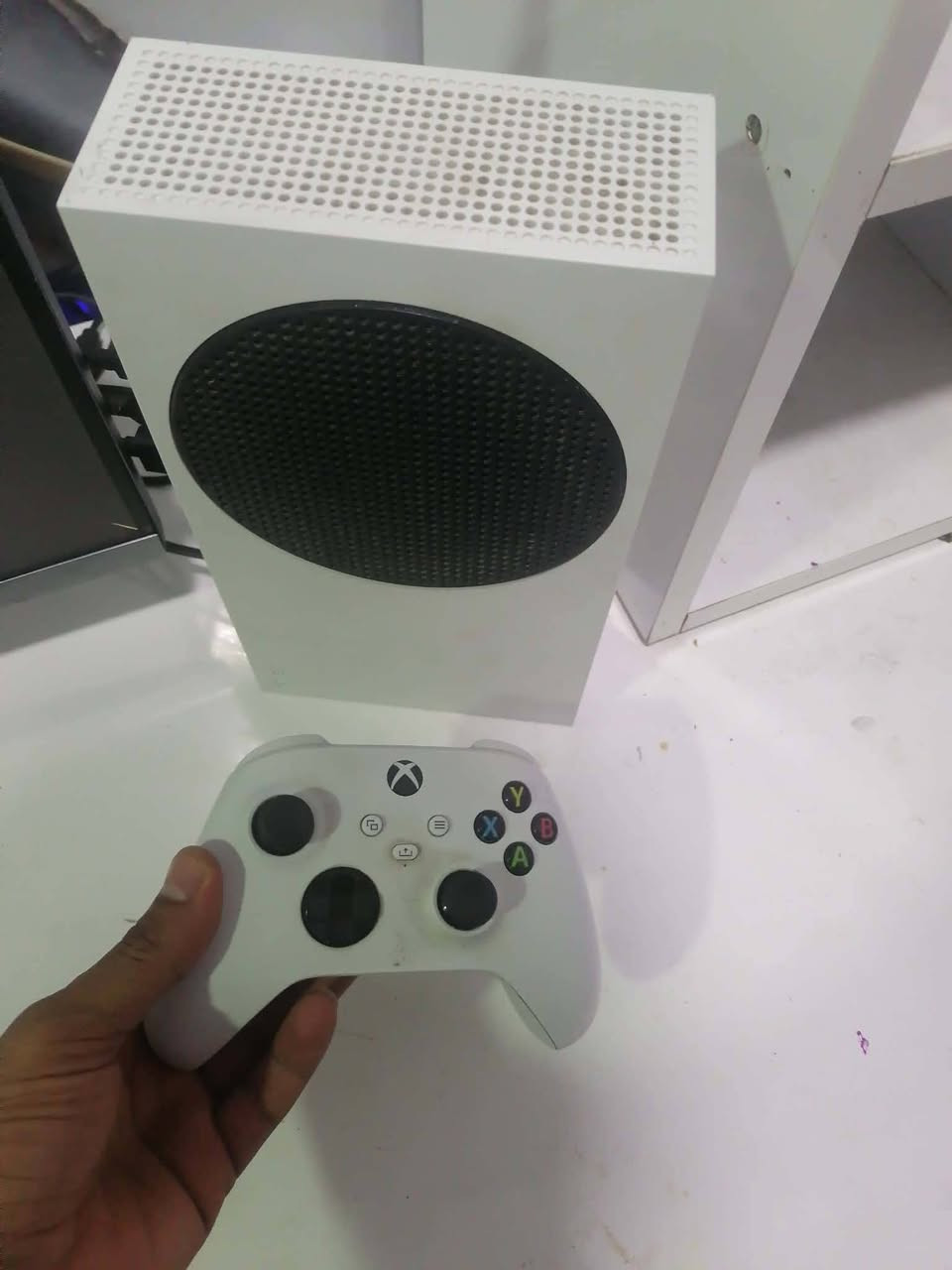 إكس بوكس إس سعر 350وبي مجال إصدار 21متروك اكثر من سنه وياه يده وحده وبدون كارتونه بغداد حي اور ***********
