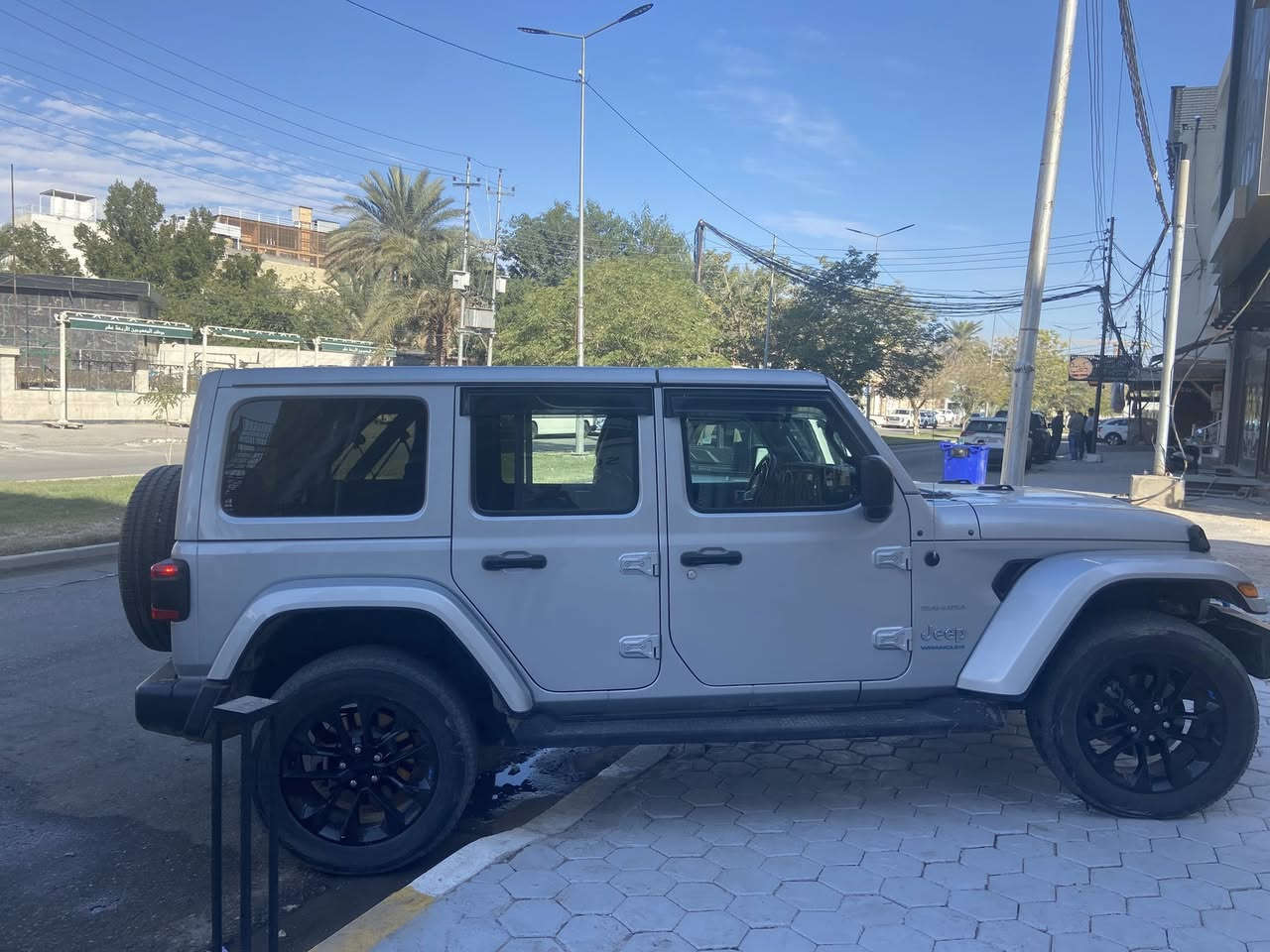 المكينه : 2000 تيربو + هايبرد + بلكن شحن خارجي
 #صحارى موديل 2023  نظيفة فول مواصفات رقم بغداد حلو

القدرة الحصانية 375 حالة حال الهيمي 

الشحن يمشيك 30 ميل 

ماشية ٣٩ الف 

حادثها طخه بالبنيد والصور والسونار موجود

       رقم بغداد شبه مميز بأسمي

#المواصفات فول كلشي بالك

1.بصمة تشغيل وابواب وجنطة

2. تشغيل عن بعد وتحكم شفتات 

3.كشنات جلد اسود بلادي وتدفئة كشنات وستيرن 

4.كشافات ولوكير 

6.شحن خارجي مع شاحنة اصلية

7.ويل المرغوب وكاميرا

8. شاشه لمس هيتر جامات

9.سستم صوت دمام خلفي + امامي 

10.لايتات زنون هايلوجين

١١..سقف هارد نفس اللون

*********** 
السعر ٢٧٠ $ وبي مجال مكاني كربلاء المخيم الحسيني
