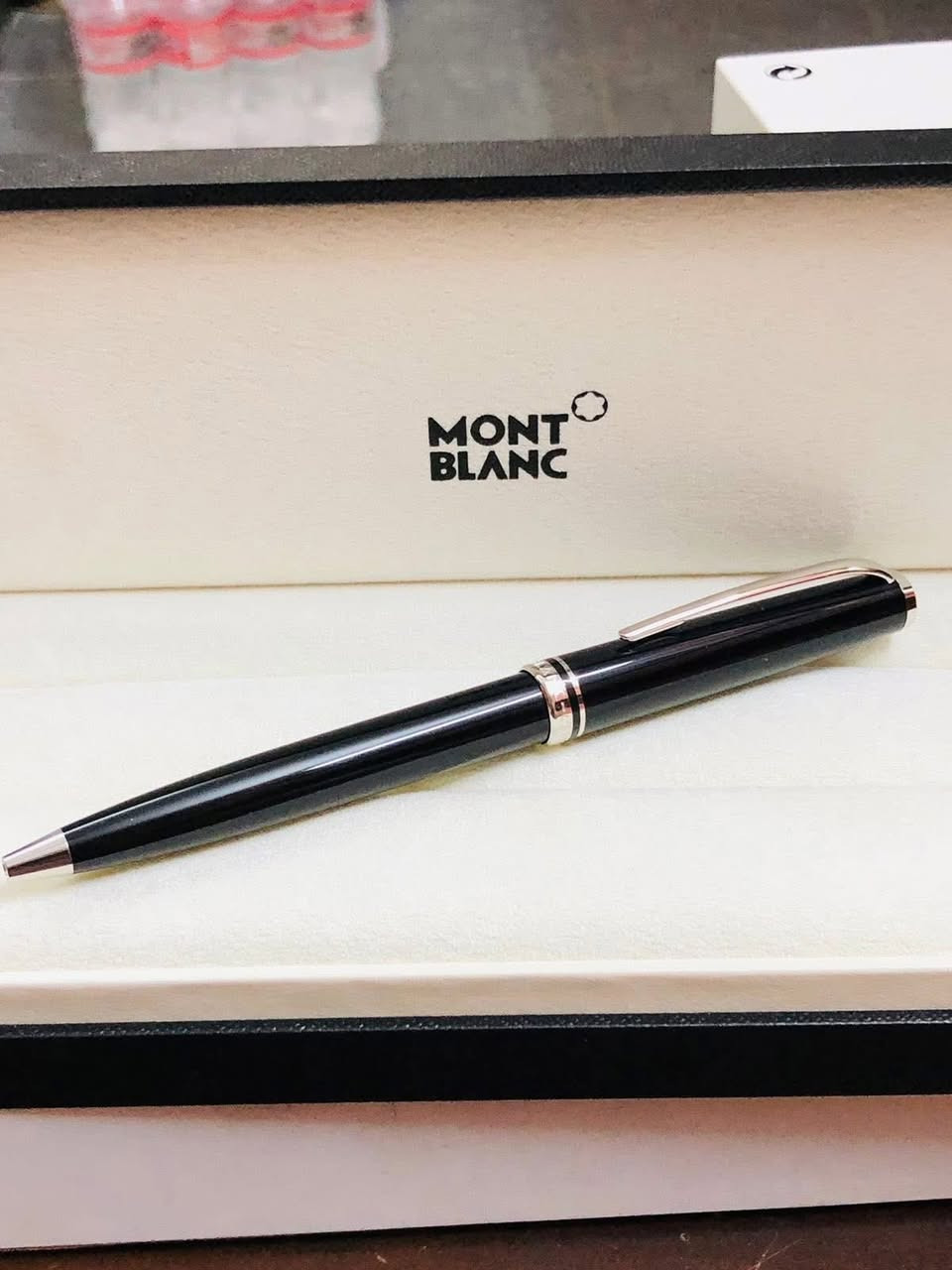 قلم مونت بلان   (Montblanc) جاف 
مستر ستوك - 144- بلاتينيوم       
الماني اصلي الحجم M 
لوك غير مستعمل 
مع العلبه الاصلية
والكرنتي والمرفقات  
للاتصال ***********
